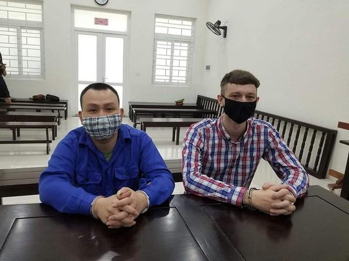 6. Chủ quán cơm pha chế ma túy bán cho khách nước ngoài: TAND TP Hà Nội tuyên phạt Nguyễn Đức Mạnh (SN 1985, ở Hoàn Kiếm, Hà Nội) án 18 năm tù về tội “Mua bán trái phép chất ma túy”. Cùng tội danh, Andrew Eachan Alexander (SN 1994, người Scotland) nhận 2 năm tù. Mạnh là chủ quán cơm ở quận Hoàn Kiếm phục vụ người nước ngoài. Thấy nhiều khách hàng dùng ma túy nên học cách pha trộn ma túy với phẩm màu và phụ gia để bán kiếm lời.