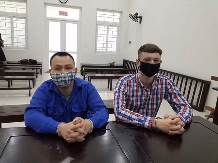 6. Chủ quán cơm pha chế ma túy bán cho khách nước ngoài: TAND TP Hà Nội tuyên phạt Nguyễn Đức Mạnh (SN 1985, ở Hoàn Kiếm, Hà Nội) án 18 năm tù về tội “Mua bán trái phép chất ma túy”. Cùng tội danh, Andrew Eachan Alexander (SN 1994, người Scotland) nhận 2 năm tù. Mạnh là chủ quán cơm ở quận Hoàn Kiếm phục vụ người nước ngoài. Thấy nhiều khách hàng dùng ma túy nên học cách pha trộn ma túy với phẩm màu và phụ gia để bán kiếm lời.