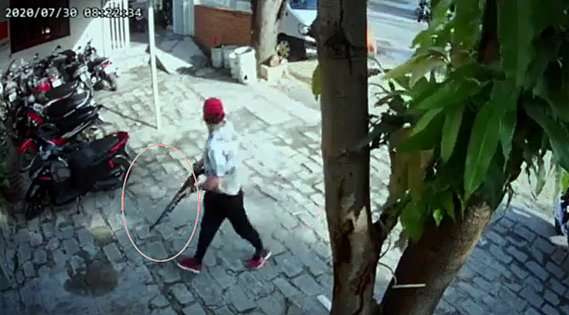 3. Thanh niên vác súng đuổi chủ resort: Một thanh niên đi xe BMW cầm một khẩu súng dài rượt đuổi, đe dọa, hành hung ông Nguyễn Tấn Thành (70 tuổi) chủ resort Rạng Garden. Theo đó, người này lưu trú tại đây nhưng có hành vi la hét, làm ồn ảnh hưởng tới nhiều du khách khác, chủ resort đến nhắc nhở thì bị rượt đuổi, hành hung. Tại trụ sở Công an, người này khai tên Lê Đình Hải (34 tuổi) ngụ phường Tân Tiến, Biên Hòa, Đồng Nai và nguyên nhân là do mâu thuẫn trong sinh hoạt.