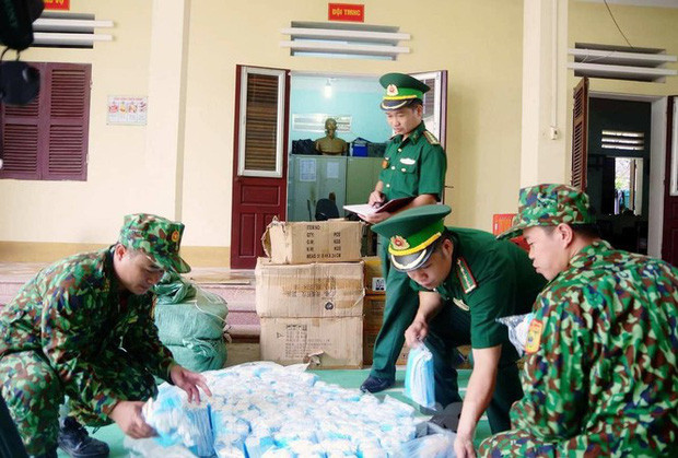  9. Thu giữ trên 13.000 khẩu trang nhập lậu từ Trung Quốc: Đồn Biên phòng Tân Thanh (Lạng Sơn) phát hiện một số đối tượng đang mang vác các thùng các tông và các bao tải từ bên kia biên giới vào Việt Nam. Khi thấy lực lượng chức năng, các đối tượng đã bỏ lại hàng hóa, chạy trốn vào rừng. Qua kiểm đếm, trong các bao tải, thúng cát-tông có chứa trên 13.000 chiếc khẩu trang y tế và một số hàng mỹ phẩm, hàng tạp hóa gia dụng không có rõ nguồn gốc xuất xứ, không có hóa đơn chứng từ. &gt;&gt;&gt; Mời bạn đọc xem thêm video: Rơi từ tầng 26, bé 6 tuổi vẫn đi lại bình thường 