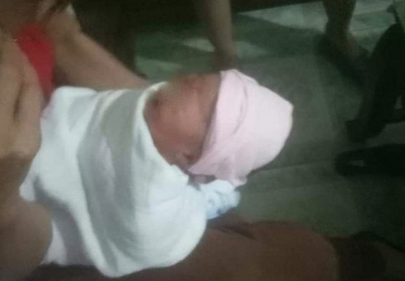  4. Ngáo đá đưa con sơ sinh đi vứt: Tối 21/8, gia đình chị H tại tổ 4, khu Hai Giếng, (Cẩm Thủy, TP Cẩm Phả) nhặt được bé gái chừng 4 - 5 ngày tuổi trước cổng nhà. Đến 22/8, một người phụ nữ 22 tuổi trú tại phường Cẩm Thạch đến nhận là mẹ của cháu. Theo người phụ nữ này, bé gái mới sinh vào ngày 19/8, trong lúc chị đang tắm thì do chồng bị "ngáo đá" nên đã bế đứa con đi mất.