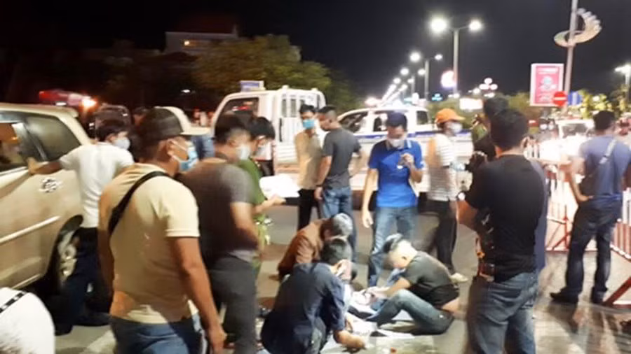  8. Bắt băng xã hội đen trấn lột cả người mua phế liệu: Công an TP Tuy Hòa (Phú Yên), đã ra quyết định khởi tố vụ án, khởi tố bị can và ra lệnh tạm giam 5 đối tượng, truy nã 2 đối tượng thuộc nhóm xã hội đen bảo kê, đòi nợ thuê, cho vay nặng lãi trên địa bàn. Trước đó, nhóm này đòi tiền bảo kê, đe dọa ép người mua phế liệu ở công trình xây dựng phải nộp 40 triệu đồng. Khi giao tiền thì bị bắt.