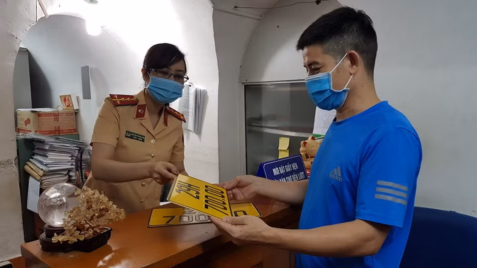 Anh Nguyễn Thanh Tùng (Hà Nội) kinh doanh xe công nghệ cho hay, theo quy định của Nhà nước nên anh chấp hành đầy đủ nên hôm nay anh đến hỏi thủ tục cấp đổi biển mới.