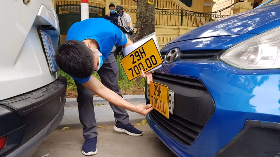 Đối với xe mới đăng ký, cán bộ sẽ xử lý giấy tờ và cho bấm biển, cấp biển ngay sau đó.