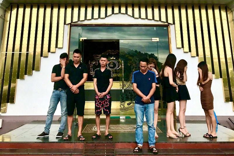 Mac lenh cam mo cua, quan karaoke van de khach mo tiec ma tuy