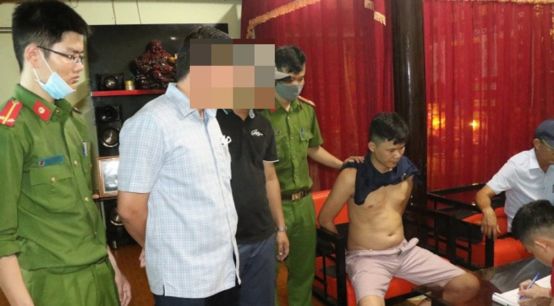 6. Bán ma túy chỉ thanh toán qua chuyển khoản: Ngày 10/8, Công an TP Hà Tĩnh bắt giữ Phạm Xuân Trà (SN 1983, phường Bắc Hà, TP. Hà Tĩnh) về hành vi mua bán trái phép chất ma tuý. Để qua mặt cơ quan chức năng, nhà riêng của Trà được xây dựng kín cổng cao tường, hàn sắt kín cửa trước lẫn cửa sau, chỉ có một khe cửa nhỏ để giao dịch với khách và nhận tiền qua tài khoản ngân hàng. Tại nhà, thu giữ 78 gói ma tuý đá, 02 điện thoại di động, 300.000đ tiền mặt…