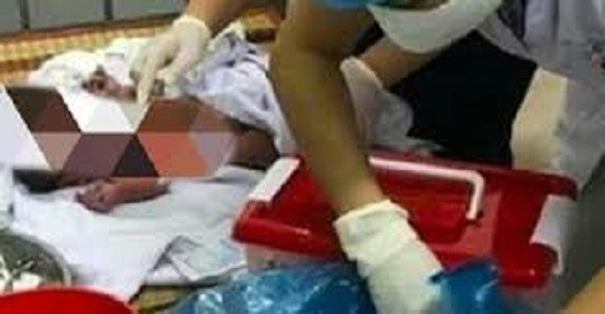 4. Bế tắc, giết con cho vào tủ quần áo: Ngày 10/8, Công an quận Bình Tân (TPHCM) đã tạm giữ Nguyễn Thị Thúy Hằng (sinh năm 1988, quê Bến Tre) vì hành vi giết chính con gái ruột của mình là cháu N.Q.A., 3 tuổi. Hằng khai, con bị bệnh hiểm nghèo, không có tiền chữa trị nên bế con đến nhà nghỉ thuê phòng và dùng dây sạc điện thoại siết cổ cháu A., cho vào tủ quần áo. Sau đó Hằng đến một chung cư tự vẫn nhưng không làm được nên đi đầu thú.