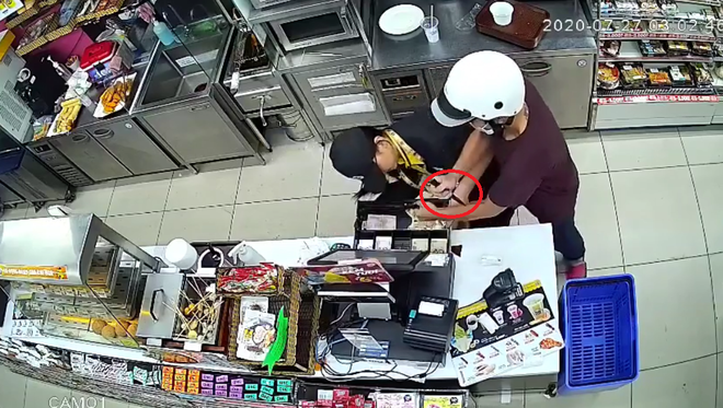 7. Cướp cửa hàng tiện lợi lấy 800.000 đồng: Ngày 10/8, Viện KSND Q.10 (TP.HCM) ra lệnh bắt tạm giam Nguyễn Trần Thành Trung (26 tuổi, ngụ Q.10) và Hà Ngọc Hân (24 tuổi, Cần Thơ) về tội "cướp tài sản". Khoảng 3h, ngày 27/7, Trung và Hân đến cửa hàng Ministop trên đường 3 Tháng 2 (Q.10) vờ mua hàng rồi bất ngờ dùng hung khí uy hiếp nhân viên cửa hàng. Sau khi lấy được hơn 800.000 đồng trong két đựng tiền tại đây, cả hai bỏ trốn.