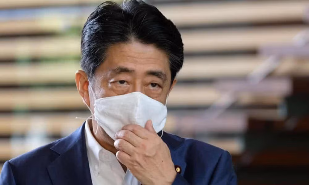 Ông Shinzo Abe cho biết đang sử dụng một loại thuốc mới để điều trị bệnh viêm loét đại tràng kinh niên. Tuy nhiên, loại thuốc này đòi hỏi ông phải được điều trị liên tục, và các bác sĩ cũng không thể đảm bảo rằng sức khỏe ông chắc chắn sẽ cải thiện.