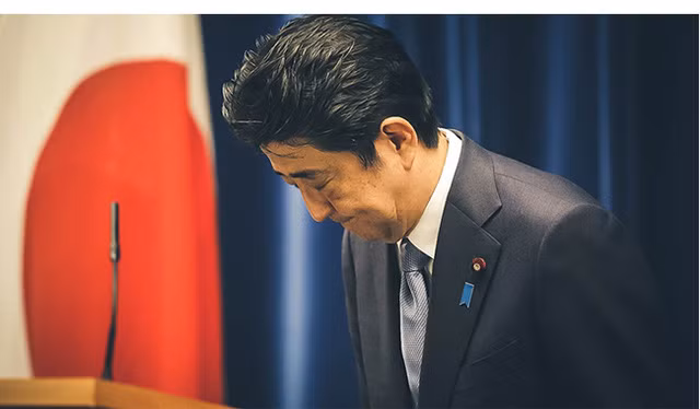 Nhưng đến tháng 9/2007, ông Abe từ chức với lý do sức khỏe. Đáng nói, đây cũng là năm được truyền thông thế giới mô tả là thời kỳ khủng hoảng đỉnh điểm của Nhật Bản khi hàng loạt lãnh đạo cấp cao trong chính phủ từ chức.