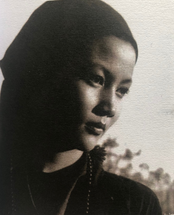 Kiều Chinh bắt đầu nghiệp diễn với bộ phim Hồi chuông Thiên Mụ (1957). Nhờ khả năng ngoại ngữ và gương mặt thanh thoát, bà được một số hãng phim của Hollywood mời hợp tác. Bà đóng chính trong các phim: A Yank in Vietnam (1964), Operation C.I.A (1965), Destination Vietnam, The Evil Within (1970)...