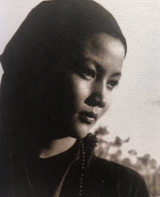 Kiều Chinh bắt đầu nghiệp diễn với bộ phim Hồi chuông Thiên Mụ (1957). Nhờ khả năng ngoại ngữ và gương mặt thanh thoát, bà được một số hãng phim của Hollywood mời hợp tác. Bà đóng chính trong các phim: A Yank in Vietnam (1964), Operation C.I.A (1965), Destination Vietnam, The Evil Within (1970)...