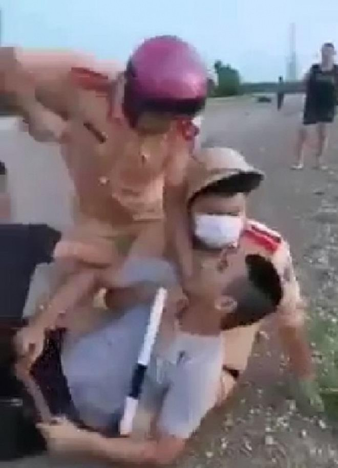 4. Đình chỉ công tác CSGT đấm vào mặt người vi phạm: Công an tỉnh Quảng Ninh đình chỉ công tác đại úy Hoàng Văn Sơn (Công an TX.Quảng Yên, Quảng Ninh) để xác minh cán bộ này đánh, chửi mắng người vi phạm giao thông. Khi khống chế tài xế vi phạm, đại úy Sơn nói lời tục tĩu và đấm vào mặt lái xe tên Cường. CSGT này còn định dùng mũ bảo hiểm đập nhưng người dân đã ngăn cản.