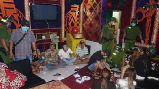 7. 19 thanh niên dùng ma túy trong quán karaoke: Công an tỉnh An Giang vừa bắt quả tang 19 đối tượng sử dụng ma túy tại quán karaoke Gold Star (TP Long Xuyên) giữa tâm dịch COVID-19. Công an thu giữ 2 bọc nylon chứa tinh thể màu trắng và dạng viên nén (nghi là ma túy). Test nhanh 19 đối tượng có mặt tại quán, gồm: khách, quản lý và nhân viên của quán. Kết quả tất cả đều dương tính với chất ma túy.