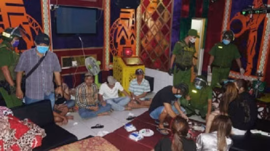 7. 19 thanh niên dùng ma túy trong quán karaoke: Công an tỉnh An Giang vừa bắt quả tang 19 đối tượng sử dụng ma túy tại quán karaoke Gold Star (TP Long Xuyên) giữa tâm dịch COVID-19. Công an thu giữ 2 bọc nylon chứa tinh thể màu trắng và dạng viên nén (nghi là ma túy). Test nhanh 19 đối tượng có mặt tại quán, gồm: khách, quản lý và nhân viên của quán. Kết quả tất cả đều dương tính với chất ma túy.