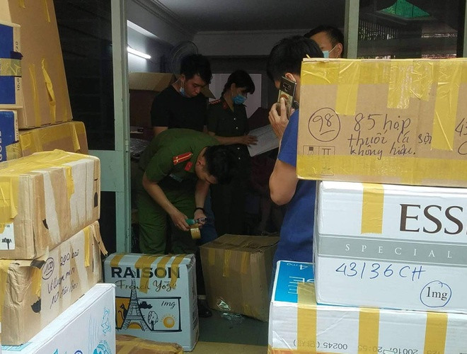 6. Phát hiện kho xì gà, thuốc lá điện tử trị giá gần 3 tỷ: Công an quận Tân Bình (TP.HCM) phát hiện trong căn nhà do Nguyễn Ngọc Phương (44 tuổi, ở Hà Nội) thuê có 57.000 bao thuốc lá lậu các loại, 6.500 điếu xì gà hiệu Cohiba và 5.500 điếu thuốc lá điện tử không rõ nguồn gốc trị giá gần 3 tỷ đồng. Phương khai hàng ngày cắt cử 3 nhân viên để canh giữ và vận chuyển số thuốc lá này đi tiêu thụ.