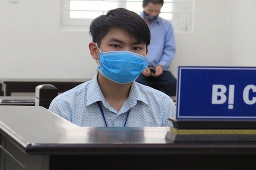 3. Cho số điện thoại bán dâm, bị phạt tội môi giới: Quang cho Thành số điện thoại của chị H (20 tuổi) để mua dâm giá 5 triệu đồng. Sau khi mua dâm, Thành chỉ trả 2 triệu, đồng thời hiếp và lấy tiền, điện thoại của chị H. Sau khi Thành đền 180 triệu, chị H. rút đơn nên Thành chỉ có tội cướp tài sản. Quang bị tội môi giới mại dâm. TAND xem xét và quyết định giảm từ 22 tháng còn 16 tháng tù đối với Nguyễn Minh Quang (30 tuổi, trú quận Long Biên).