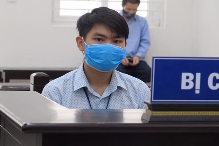 3. Cho số điện thoại bán dâm, bị phạt tội môi giới: Quang cho Thành số điện thoại của chị H (20 tuổi) để mua dâm giá 5 triệu đồng. Sau khi mua dâm, Thành chỉ trả 2 triệu, đồng thời hiếp và lấy tiền, điện thoại của chị H. Sau khi Thành đền 180 triệu, chị H. rút đơn nên Thành chỉ có tội cướp tài sản. Quang bị tội môi giới mại dâm. TAND xem xét và quyết định giảm từ 22 tháng còn 16 tháng tù đối với Nguyễn Minh Quang (30 tuổi, trú quận Long Biên).