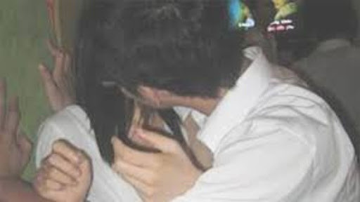 2. Gã có vợ 2 con vẫn vào nhà nghỉ cùng bé 13 tuổi: Cuối tháng 3 vừa qua, Nguyễn Thanh Hùng (SN 1984, Phú Quốc, Kiên Giang) đã 4 lần “làm chuyện người lớn” với cháu N.T.Y tại các nhà nghỉ ở huyện Lắk, TP Buôn Ma Thuột. Trước đó Hùng quen cháu T. (SN 2006, huyện Lắk) qua mạng. Hùng đã có vợ và 2 con. Sau khi phát hiện sự việc này, mẹ của cháu Y. đã làm đơn trình báo lên cơ quan chức năng.