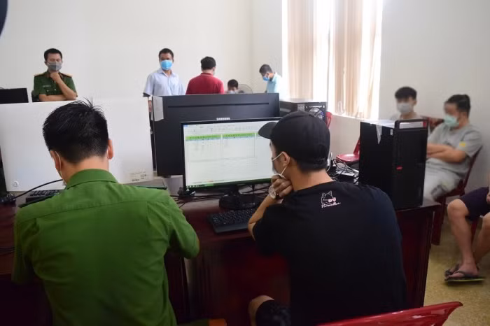 8. 7 người Trung Quốc tổ chức đánh bạc 35 tỷ qua mạng: Công an Thừa Thiên - Huế phát hiện 7 người nước ngoài tuổi từ 20 đến 43 tổ chức đánh bạc qua mạng internet với hình thức sử dụng máy tính để bàn và điện thoại thông minh nhằm kết nối mạng để truy cập vào website https: kkw878.com. Nhóm người Trung Quốc trên đã thực hiện hành vi vi phạm với số tiền trên 35 tỷ đồng. >>> Mời bạn đọc xem thêm video: Phá đường dây huấn luyện viên thể hình bán dâm giá 18 triệu đồng 