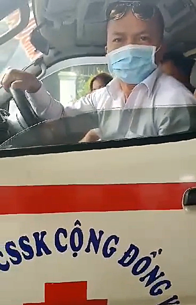  6. Dân hoảng loạn vì dùng xe cứu thương đòi nợ: Khoảng 10h, xe cứu thương 60B-01830 hú còi liên tục khi chạy nhiều vòng quanh chung cư Lê Qúy Đôn (Phú Thủy, Phan Thiết) khiến người dân hoảng hốt, tưởng có người bị nhiễm COVID-19. Lý do, tài xế xe cứu thương bật còi hú để gây áp lực đòi nợ một người tên S. ở khu vực trên đến thời hạn không chịu trả nợ.