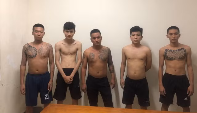  7. 11 thanh niên dùng "hàng nóng" hỗn chiến trong đêm: Chiều 1/8, Công an thị xã Kỳ Anh (Hà Tĩnh) cho biết, đơn vị vừa ra quyết định khởi tố vụ án, khởi tố 5 đối tượng từ 19-19 tuổi. Theo đó, nhóm 11 thanh niên đang ngồi nhậu lúc đêm khuya thì xảy ra mâu thuẫn, bất ngờ cầm dao, kiếm rượt đuổi nhau khiến nhiều người nhập viện.