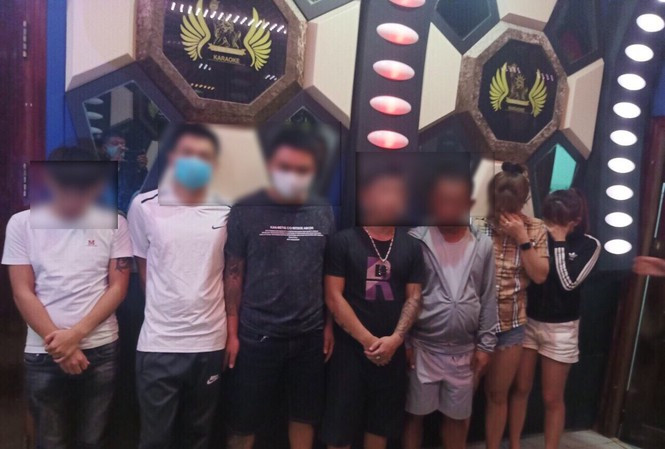  4. Tiệc ma túy của 8 thanh niên ở quán karaoke: Công an huyện Đắk Mil (Đắk Nông) kiểm tra quán karaoke Ánh Trăng (thị trấn Đắk Mil), phát hiện 8 thanh niên (2 nữ, 6 nam) đang “bay lắc” tại phòng số 5. Tại hiện trường, Công an phát hiện trên bàn có 1 đĩa nhựa đựng các hạt chất rắn màu trắng dạng bột (nghi ma túy dạng Ketamine) và một số dụng cụ để sử dụng trái phép chất ma túy. Kiểm tra nhanh, 8 thanh niên này đều dương tính với chất ma túy.