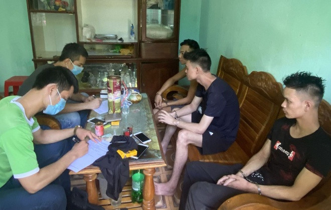  8. Lên đồi xây boongke bán ma túy: Công an huyện Thọ Xuân (Thanh Hóa) tạm giữ Trịnh Văn Phú (30 tuổi) và đồng phạm vì liên quan đến ma túy. Phú nghiện ma túy, bỏ nhà lên thị trấn Sao Vàng thuê căn nhà trên đồi, xây hệ thống tường rào, giăng dây thép gai kiên cố và lắp camera quanh nhà để bán ma túy. Phú sử dụng cô gái mang thai để cánh giới, giao hàng cấm cho đối tượng nghiện vào ban đêm. 