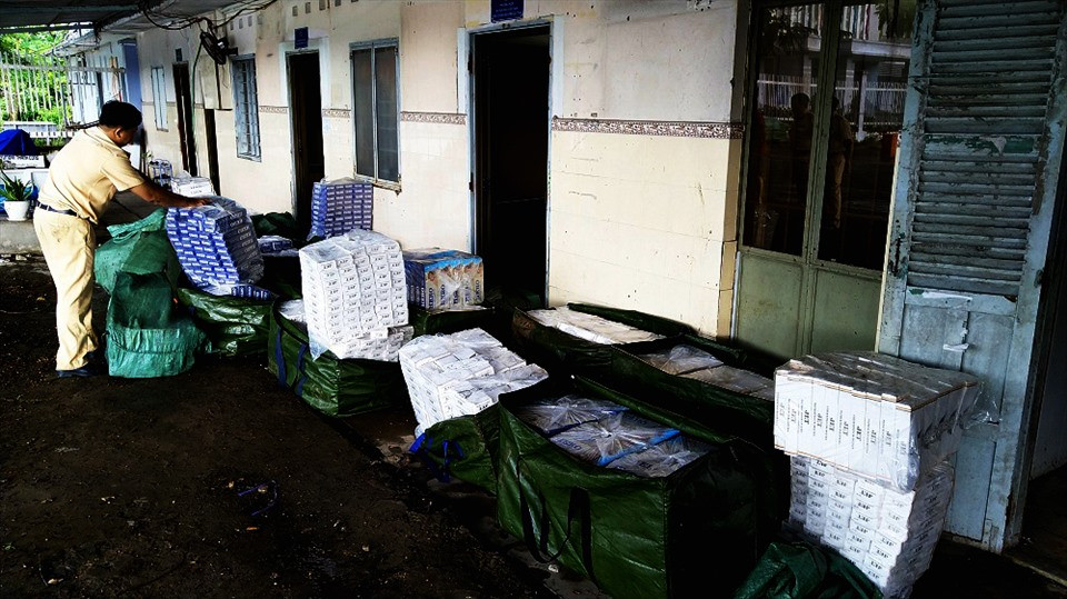  7. Một cảnh sát bị thương khi truy đuổi kẻ buôn thuốc lá lậu: Phòng Cảnh sát đường thủy Công an tỉnh An Giang ra lệnh dừng vỏ lãi (giống xuồng máy) kiểm tra thì bị người cầm lái tăng ga chạy nhanh và đâm thẳng vào lực lượng làm nhiệm vụ, khiến một chiến sĩ bị thương. Hai đối tượng nhảy xuống sông để bơi vào bờ trốn thoát, bỏ lại vỏ lãi và 23.000 gói thuốc lá trị giá khoảng 320 triệu đồng.