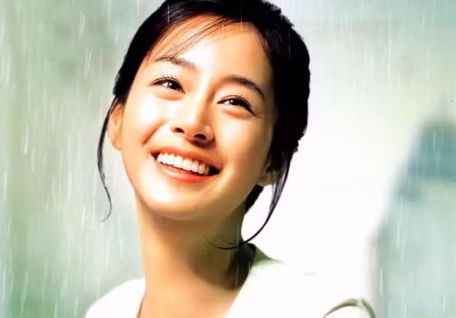  Trán cao và rộng lớn: Một người phụ nữ thông minh thường có tướng trán cao rộng, nhìn qua khuôn mặt ta thấy vùng trán vô cùng sáng bóng. Chính nơi đây sẽ thu hút năng lượng tích cực nhiều nhất trên khuôn mặt phụ nữ và thể hiện được bản lĩnh của họ.