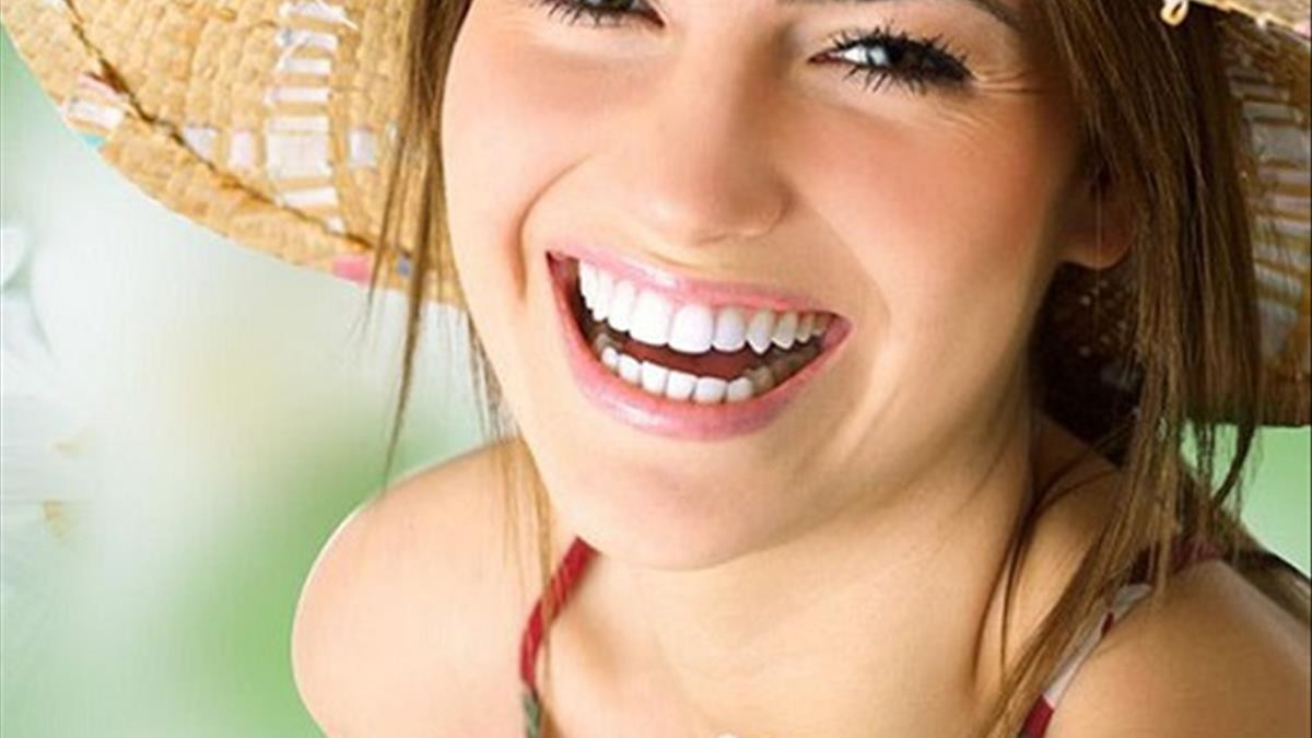  Hàm răng thẳng đều có trật tự: Một người phụ nữ có hàm răng đều trật tự thì đó là người có đầu óc thông minh biết kiểm soát cuộc sống tốt. Những người này họ có thể dựa vào 2 thế mạnh là sự thông minh và dẻo miệng để đạt được thành công trong sự nghiệp.