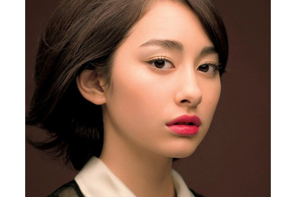 Gò má đầy đặn: Khi nhìn vào khuôn mặt người phụ nữ nếu phần lưỡng quyền đầy đặn thì đó là người vô cùng ý chí tinh thần phấn đấu cao, có năng lực ứng phó. Những người phụ nữ này có tướng vượng phu.