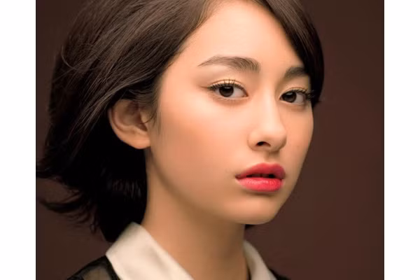 Gò má đầy đặn: Khi nhìn vào khuôn mặt người phụ nữ nếu phần lưỡng quyền đầy đặn thì đó là người vô cùng ý chí tinh thần phấn đấu cao, có năng lực ứng phó. Những người phụ nữ này có tướng vượng phu.