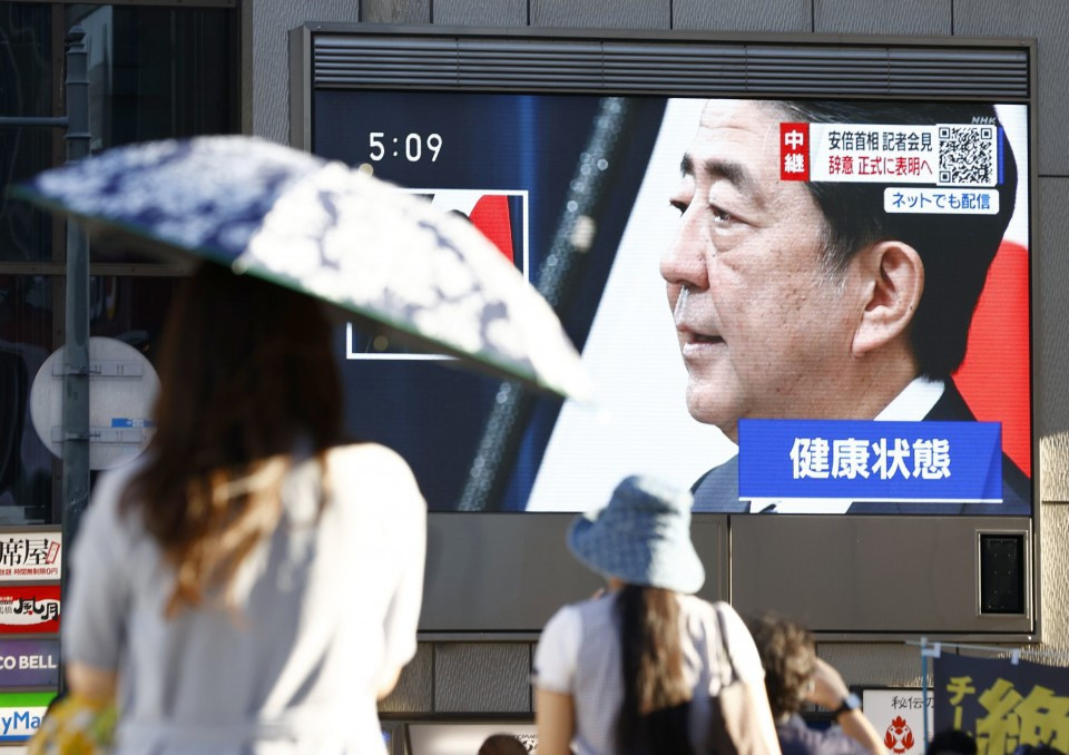 Tới ngày 28/8, ông Abe chính thức tuyên bố từ chức thủ tướng với lý do sức khỏe. Ông Abe bị bệnh viêm loét đại tràng kinh niên và căn bệnh này tái phát trong thời gian gần đây. Theo Mainichi, ông Abe từ chức trong thời điểm nước Nhật đang bất ổn và đặt ra những thách thức lớn chưa từng có cho nước này. Ảnh: Kyodo. Mời bạn đọc xem thêm video: Thủ tướng Nhật Bản Shinzo Abe từ chức | VTC Now