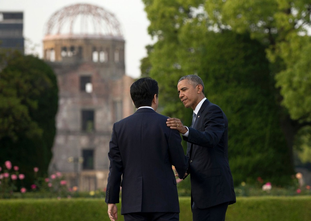 Thủ tướng Abe và Tổng thống Mỹ Barack Obama tại Công viên Tưởng niệm Hòa bình ở Hiroshima, Nhật Bản, ngày 27/5/2016. Trong thời gian nắm quyền, ông Abe đã thúc đẩy hợp tác quân sự chặt chẽ hơn với Mỹ và tăng cường sức mạnh quân sự quốc gia. Ảnh: AP.