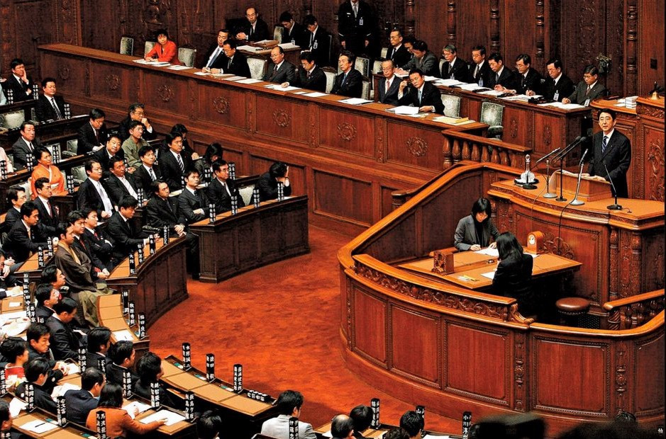 Đến năm 2006, sau khi ông Junichiro Koizumi rời chức lãnh đạo đảng LDP và vai trò thủ tướng vì giới hạn nhiệm kỳ, ông Abe trở thành người kế nhiệm hai chức vụ. Thời điểm đó, Thủ tướng Abe là thủ tướng đầu tiên của nước này sinh sau Thế chiến II và là thủ tướng trẻ nhất lịch sử sau chiến tranh. Tuy nhiên chỉ một năm sau, ông Abe phải từ chức với lý do sức khỏe. Trong ảnh, Thủ tướng Abe khai mạc kỳ họp đầu tiên của Quốc hội năm 2007. Ảnh: Getty.