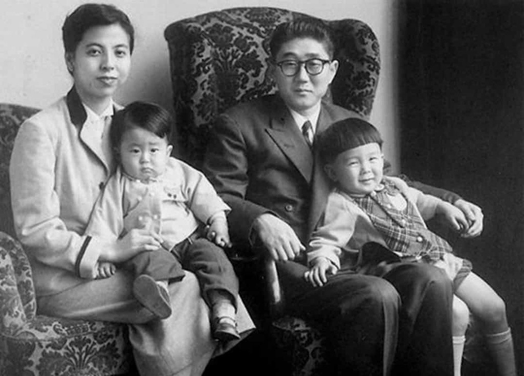 Ông Shinzo Abe sinh năm 1954 tại Tokyo, trong một gia đình có truyền thống làm chính trị với ông ngoại là Nobusuke Kishi, Thủ tướng Nhật giai đoạn 1957-1960, và cha là Shintaro Abe từng giữ chức ngoại trưởng. Trong ảnh, ông Abe (trái) chụp ảnh cùng cha, mẹ và anh trai năm 1957. Ảnh: Getty.