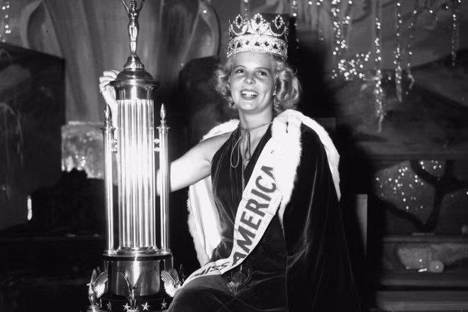  Hoa hậu Mỹ bỏ trốn: Miss America 1937 khép lại với vụ lùm xùm khó quên nhất trong lịch sử khi biến mất ngay sau đêm chung kết. Hoa hậu Cooper đã bỏ trốn cùng bạn trai Louis vì người yêu không thích cô nổi tiếng. Sau khi được thuyết phục và áp lực của mọi người, Cooper trở lại với lịch trình nhẹ nhàng, ít va chạm với truyền thông. Hết nhiệm kỳ, cô cũng không bao giờ xuất hiện trước công chúng nữa. Ảnh: AP.