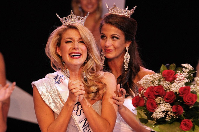  CEO phỉ báng, chế giễu hoa hậu: Năm 2017, Giám đốc điều hành Tổ chức Hoa hậu Mỹ (Miss America Organization) Sam Haskell bị đình chỉ công tác sau khi rò rỉ thư điện tử cho thấy ông cùng một số người khác đã chế giễu, bình luận thô tục về một số cựu thí sinh Hoa hậu Mỹ. Mallory Hagan, Hoa hậu Mỹ 2013, là nạn nhân thường xuyên bị Haskell chế giễu về đời sống tình dục và cân nặng. Ảnh: SplashNews.