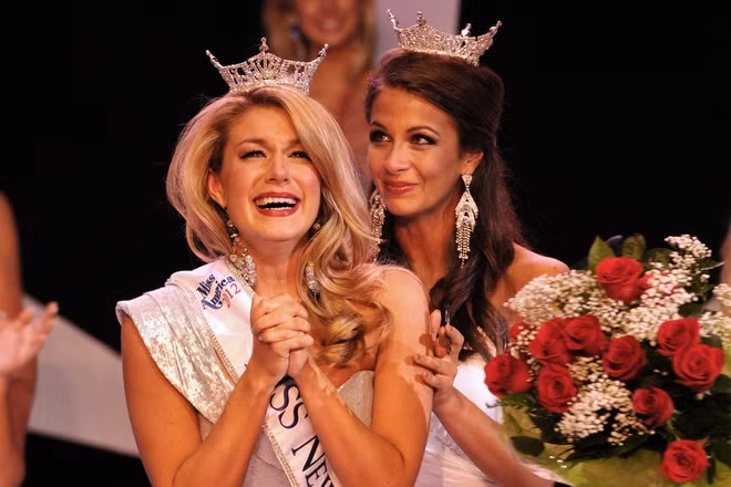  CEO phỉ báng, chế giễu hoa hậu: Năm 2017, Giám đốc điều hành Tổ chức Hoa hậu Mỹ (Miss America Organization) Sam Haskell bị đình chỉ công tác sau khi rò rỉ thư điện tử cho thấy ông cùng một số người khác đã chế giễu, bình luận thô tục về một số cựu thí sinh Hoa hậu Mỹ. Mallory Hagan, Hoa hậu Mỹ 2013, là nạn nhân thường xuyên bị Haskell chế giễu về đời sống tình dục và cân nặng. Ảnh: SplashNews.