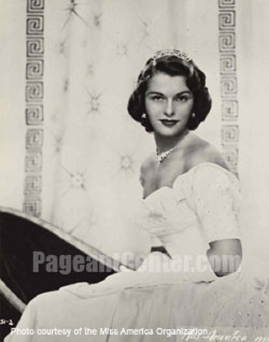 Hoa hậu từ chối mặc bikini: Năm 1950, Hoa hậu Yolande Betbeze gây ồn ào dư luận khi từ chối mặc trang phục áo tắm lúc đăng quang với lý do: "Tôi là sinh viên opera và không có chân đẹp". Hành động này của Betbeze khiến thương hiệu áo tắm Catalina, một nhà tài trợ cho cuộc thi, vô cùng tức giận. Cô đã bị gọi là "hoa hậu Mỹ tồi tệ nhất lịch sử" sau vụ việc.