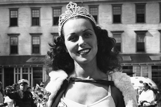  Hoa hậu bị buộc đổi họ: Bess Myerson là hoa hậu gốc Do Thái duy nhất của Miss America tính đến nay. So với các hoa hậu khác, Myerson ít được công chúng quan tâm hơn. Lenora Slaughter, Giám đốc điều hành cuộc thi từ năm 1941 đến năm 1967, đã thúc giục Myerson thay đổi họ hoặc sử dụng nghệ danh. Tuy nhiên, Myerson đã từ chối và nói rằng cô tự hào với tên và gốc gác của mình. Ảnh: Getty.