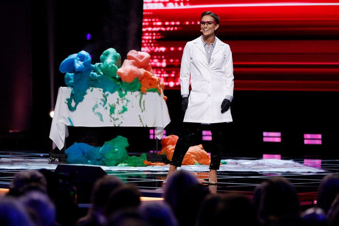  Tiến sĩ đăng quang Hoa hậu Mỹ: Camille Schrier, nhà khoa học 23 tuổi, đã vượt qua 50 đối thủ để trở thành Miss America 2020. Trong phần thi tài năng, Schrier đã thực hiện một thí nghiệm khoa học. Phần trình diễn được ban giám khảo đánh giá cao vì những tiêu chí mới của cuộc thi. Trong khi đó, nhiều khán giả không hài lòng vì cho rằng người chiến thắng thiếu tài năng giải trí như ca hát, nhảy múa... Ảnh: Getty.