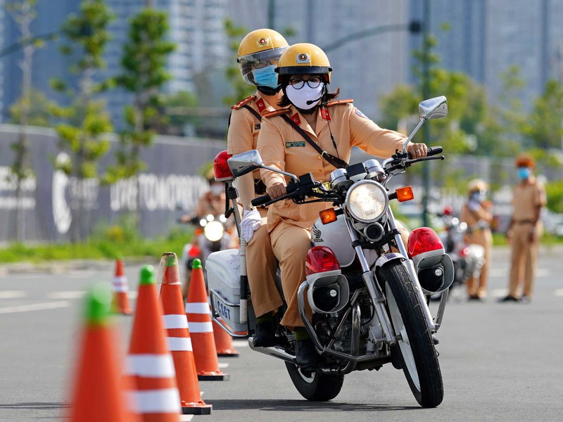 Theo PC08, những nữ CSGT tham gia công tác dẫn đoàn phải qua các bước xét duyệt, tuyển chọn nghiêm ngặt, phải có phẩm chất đạo đức, bản lĩnh chính trị vững vàng, tính kỷ luật cao, khả năng ứng biến nhanh trong các tình huống. Đối với CSGT trực tiếp điều khiển xe mô tô dẫn đoàn phải được đào tạo, tập huấn thuần thục kỹ năng lái xe về nghiệp vụ dẫn đoàn.