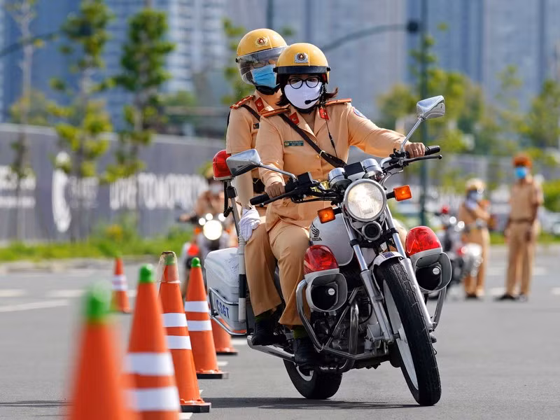 Theo PC08, những nữ CSGT tham gia công tác dẫn đoàn phải qua các bước xét duyệt, tuyển chọn nghiêm ngặt, phải có phẩm chất đạo đức, bản lĩnh chính trị vững vàng, tính kỷ luật cao, khả năng ứng biến nhanh trong các tình huống. Đối với CSGT trực tiếp điều khiển xe mô tô dẫn đoàn phải được đào tạo, tập huấn thuần thục kỹ năng lái xe về nghiệp vụ dẫn đoàn.