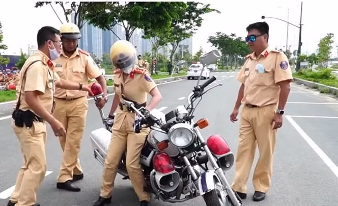 Hướng dẫn nữ CSGT tự nâng xe.