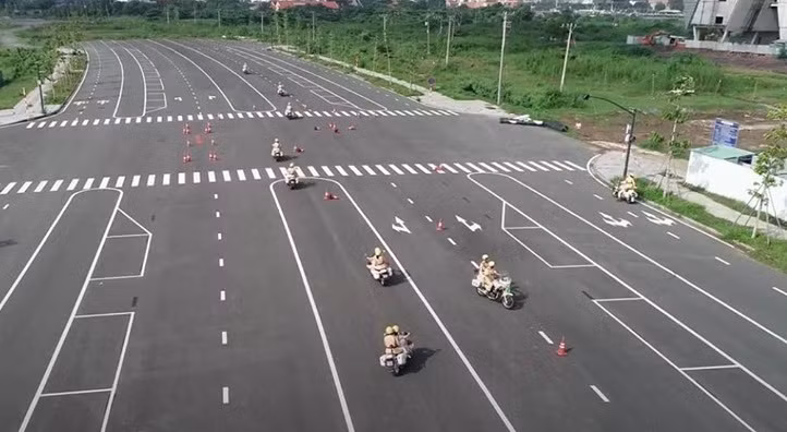 Toàn cảnh sa hình tập luyện của các nữ CSGT dẫn đoàn TPHCM. 