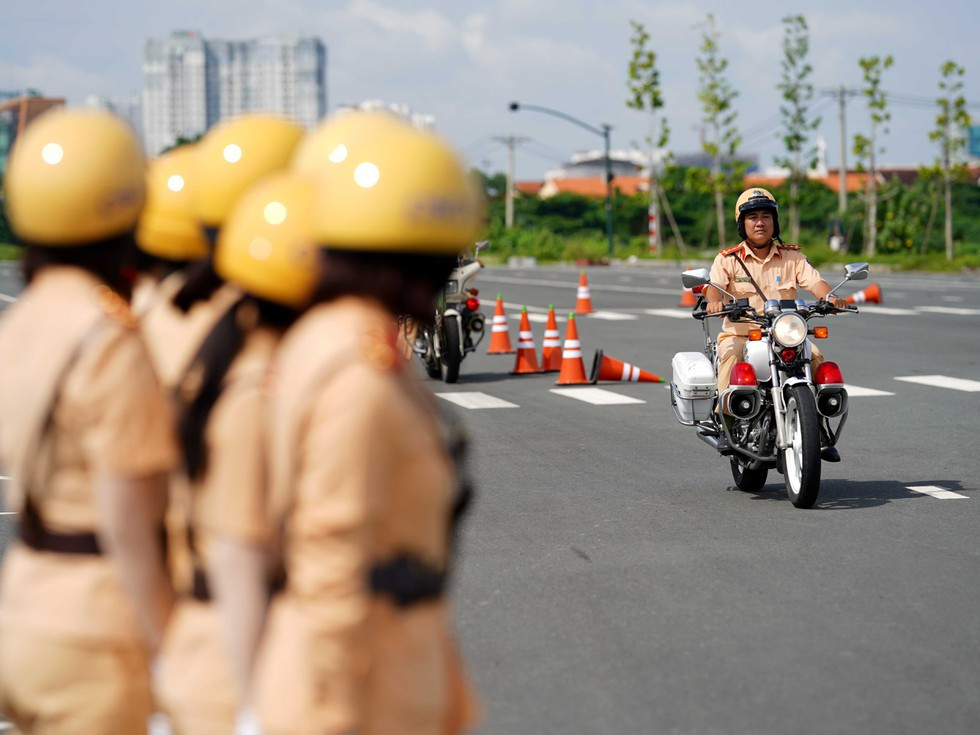 Đồng thời, nữ CSGT được hướng dẫn điều khiển xe mô tô thuần thục trên đường thẳng, ngồi sau xe nam CSGT điều khiển để quen cảm giác lách chướng ngại vật.