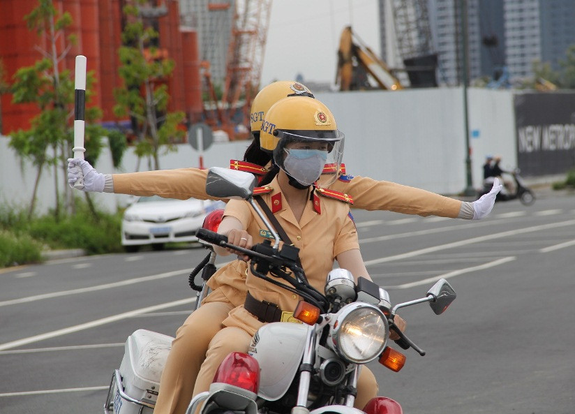 Chương trình tập huấn diễn ra từ ngày 4 – 21/8/2020, nữ CSGT sẽ được cán bộ chiến sĩ CSGT của đội Tuần tra dẫn đoàn hướng dẫn 4 bài tập, trong đó tập lái xe nhuần nhuyễn, tập chào và chỉ huy giao thông, kỹ năng lên xuống xe mô tô và kỹ năng lái xe mô tô phân khối lớn.