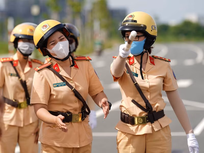 Nữ CSGT được hướng dẫn làm quen với các thao tác điều khiển xe cũng như điều khiến dẫn dẫn đoàn trước khi ngồi lên mô tô.